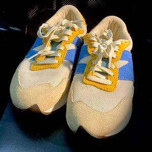 New Balance 237 Women’s size 8 suede light blue/tan good condition 100% sole